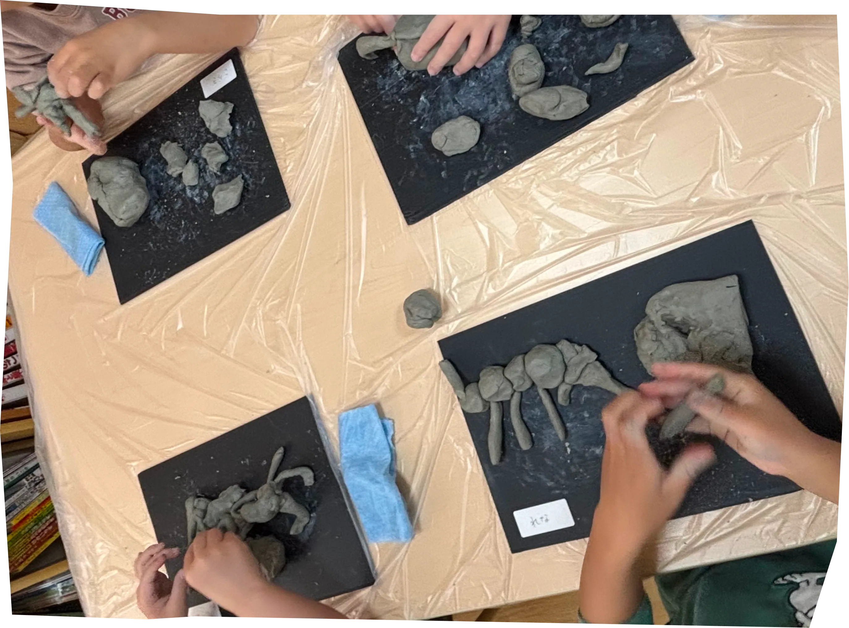 保育園児が土粘土で自由に土の中の生き物を作る姿